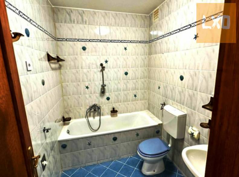 Vácon kiadó, egy 47 m² + erkélyes, téglaépítésű társasházi lakás. apróhirdetés