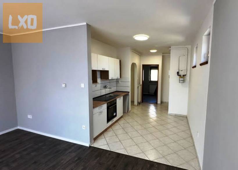 Vácon kiadó, egy 47 m² + erkélyes, téglaépítésű társasházi lakás. apróhirdetés