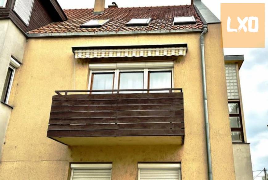 Eladó kompletten felújított erkélyes, társasházi tégla lakás Vácon. apróhirdetés