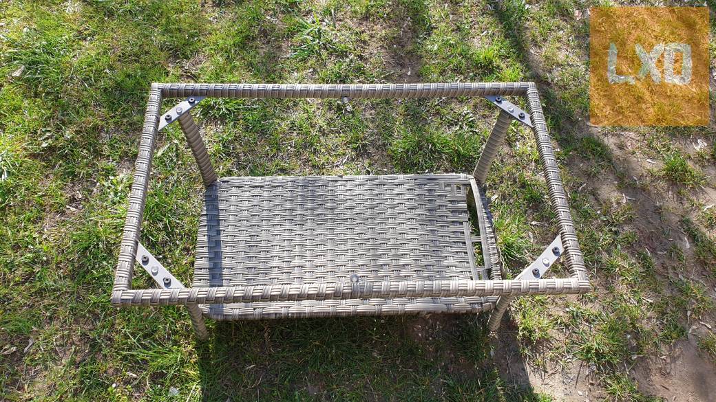 Rattan stílusú kisasztal eladó fekete üveglappal apróhirdetés